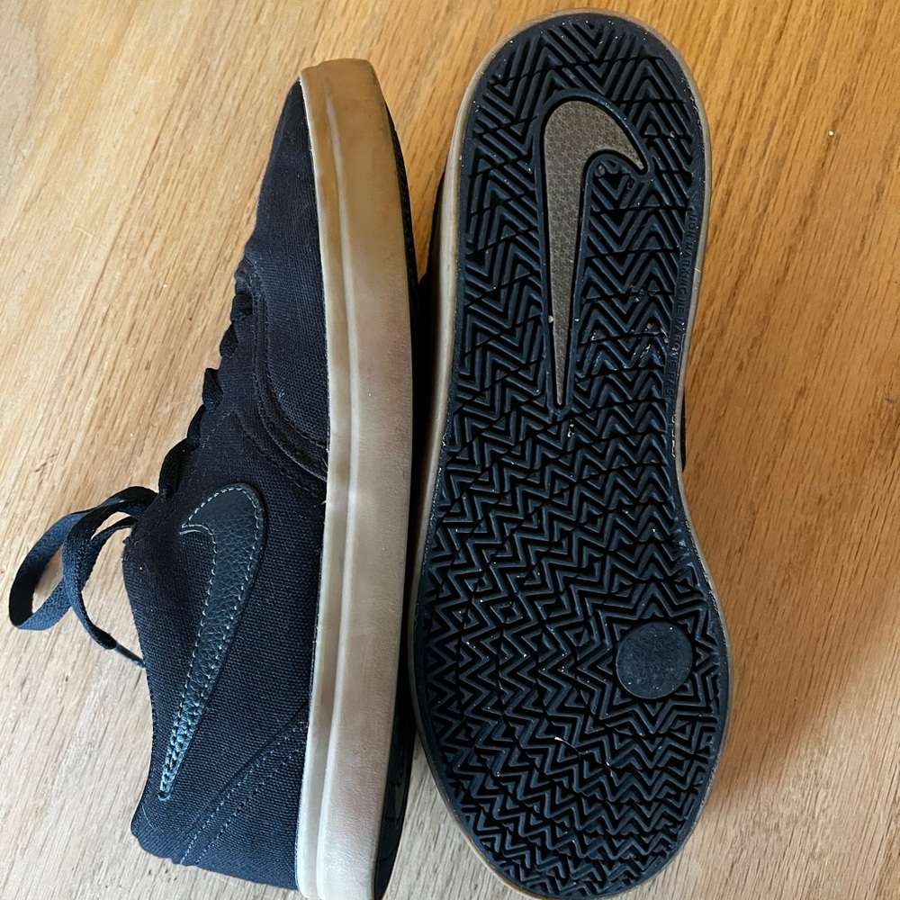 Nike SB Youth Black Sneakers - Picture 6 of 8